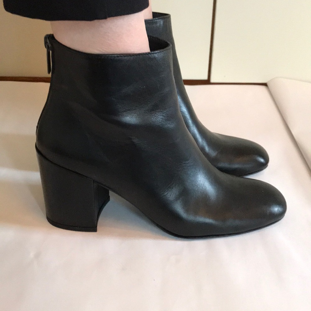 Stuart Weitzman black leather ankle boot size 8